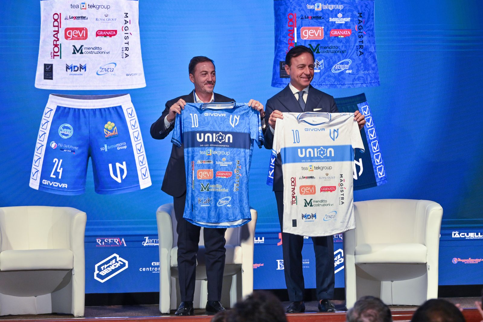 Lo svelamento della nuova maglia Ferro e Seta
