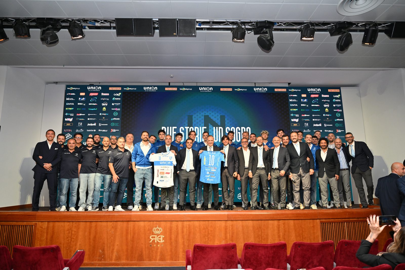 La foto finale con dirigenti, squadra e staff